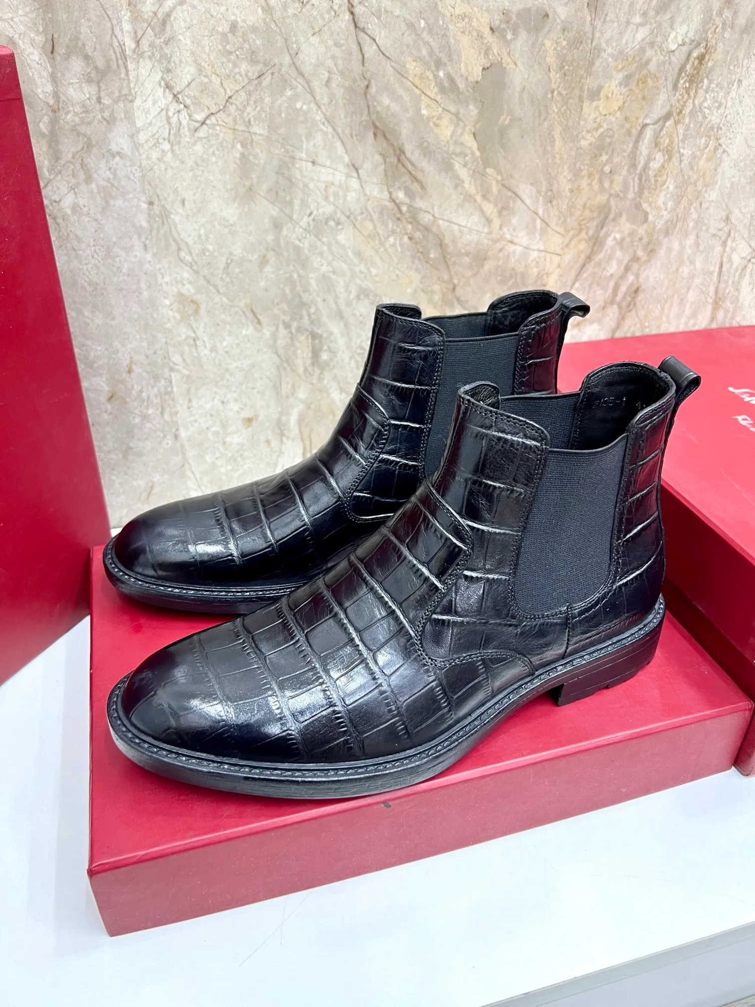 Original order quality: Men's shoes 💰700 Brand: Ferragamo (Ferragamo) One size larger: Men's size 38-44 (45 customized) Grade: Same style as the official website High-end men's shoes Material: Original cowhide, cowhide lining, original outsole Style category: Chelsea men's boots Fashion trend Color: Actual picture